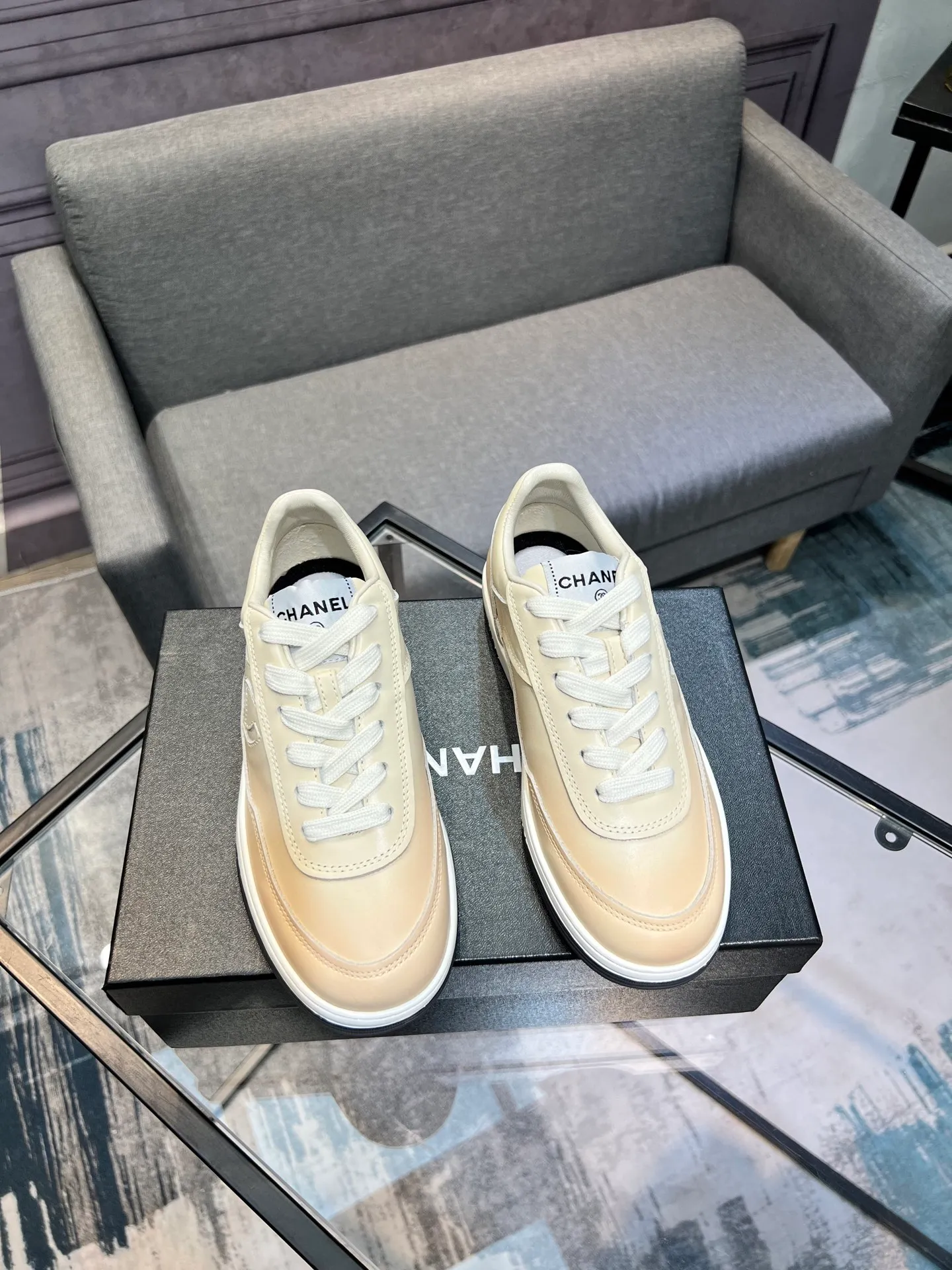 Men's men's shoes 💰660 Exclusive real shot (top version) CHANEL Chanel 2025ss color matching thick-soled casual sports shoes and sneakers. The counter is synchronized. The counter is very popular. A shoe that is very difficult to buy. The most popular thick-soled panda shoes on the Internet. It can be imagined that Xiaoxiang control can't miss it. It has both good looks and comfort. Simple and versatile white shoes. The thick sole increases the height and is super versatile. Close your eyes and wear it. Whoever wears it will look better. Upper: calfskin Lining: imported sheepskin lining Outsole: TPU original outsole Size: 35-44 (customized for women 41 and 40, and 45 for men)